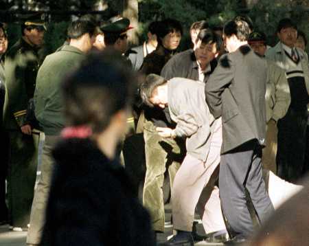 10月29日北京圖片：正在遭到逮捕的法輪功學員 