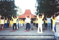 印尼法輪功學員在7.20三週年之際集體煉功