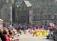 法輪功遊行隊伍吸引愛丁堡民眾圍觀