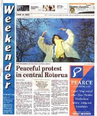 二零零三年六月二十日，新西蘭羅托魯阿地區最大發行量的報紙──週末旅行者週報（Weekender）報導了當地法輪功學員的和平請願活動。