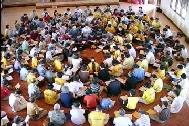 二零零三年五月三十一日，印尼巴釐島法會期間，學員集體讀書