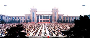（圖片：1999年中共鎮壓法輪功前，瀋陽萬人大煉功場面壯觀。）