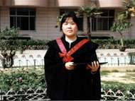 董翠芳獲得學士學位時的照片