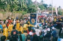 二零零四年十月二日，法輪功學員參加巴釐節慶遊行活動，吸引了數萬觀眾