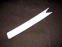 刑具：惡警抽打法輪功學員的白色塑料管，也稱作「小白龍」。