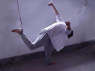 酷刑演示：雙手反背吊銬的一種，一隻腳著地，另一隻腳吊起，讓受刑者十分痛苦。