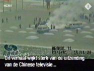 圖：荷蘭國家電視一台2005年3月14日《時事評論》專題播放法輪功節目，並揭露江氏集團導演的「自焚」偽案，質疑突發事件中兩輛警車為何備有（據中共媒體報導）20多個滅火器。而且一名叫王進東的男子渾身燒黑，兩腿間盛汽油的塑料雪碧瓶卻在大火中不燃燒不變形，是自焚還是拍戲？