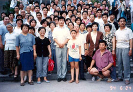 李洪志師父與參加濟南講法的學員合影（第二排右三，著咖啡色上衣者為何來琴女士）