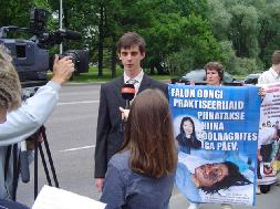法輪功學員在愛沙尼亞中使館前抗議迫害，當地媒體採訪報導