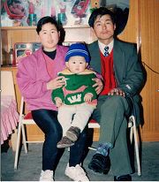 圖：小龍與爸爸、媽媽