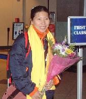 二零零六年三月二十九日，法輪功學員穆祥潔被營救抵達美國