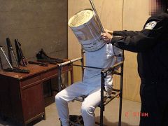 酷刑演示：大鐵桶套頭，用一根大鐵棍使勁敲打