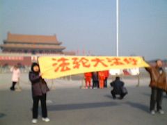 2002年2月4日孫繼宏（右）在廣場和平請願