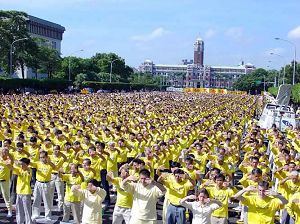 法輪大法弘傳一百多個國家與地區，圖為台灣法輪功學員在台灣總統府前萬人煉功，聲援訴江案