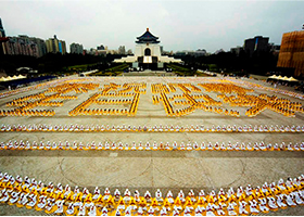 台灣法輪功學員五千人排字　歡慶世界法輪大法日
