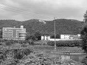 湖南（株洲）白馬壟女子勞教所建在一個略帶「V」形的山坳裏。圖片中兩建築之間為湖南（株洲）白馬壟女子勞教所的第二道大門。