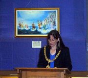 劍橋市長珍妮•貝利女士在開幕式上表示：真善忍很好，希望真善忍美展成功。