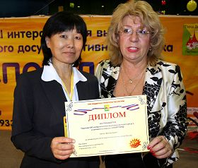 莫斯科法輪大法學會代表接受「兒童體育王國」頒發給法輪大法的獎狀