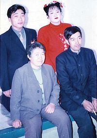 左下是劉術玲，右下是劉術玲的丈夫齊兆遷，後排是她的女兒齊英華和女婿