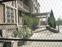山東龍口市洗腦班，隔著鐵絲網大鐵門，可以看到騙人的牌子「法制教育中心」。