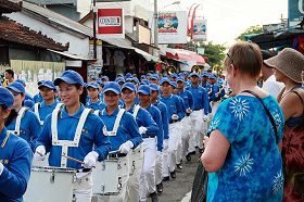 亞太天國樂團參加印尼巴釐島遊行，備受歡迎