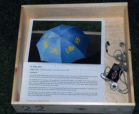 來自中國大慶的法輪功學員臧愛霞，她展出了一把寫有「法輪大法好」的雨傘