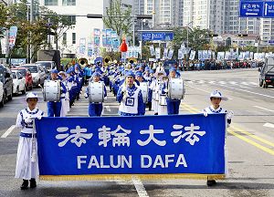 二零一零年十月七日舉行「蘇來浦區第十屆慶典活動」的開幕式和遊行活動，其中引領各團體遊行的韓國天國樂團引人注目。