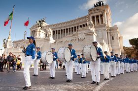 '歐洲天國樂團經過維克多伊曼紐爾二世紀念碑（Monumento a Vittorio Emanuele II ）。'