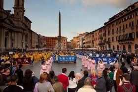 '法輪功遊行隊伍到達四河噴泉廣場（Piazza Navona），引起民眾關注。'
