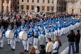 '天國樂團行進在羅馬市中心。'
