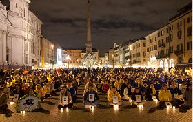 傍晚六點，法輪功學員在四河噴泉廣場舉行了燭光守夜，悼念在中國大陸被中共迫害致死的法輪功學員。