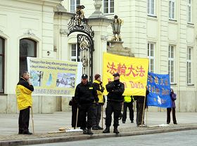 '部份法輪功學員在華沙總統府前抗議中共迫害'