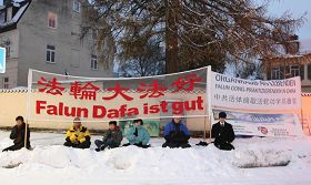 大雪中，慕尼黑法輪功學員在中領館前無聲的抗議