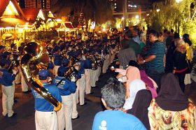 二零一零年十二月十一日，天國樂團來到馬六甲著名景點馬來文化村──甘榜摩登（Kampung