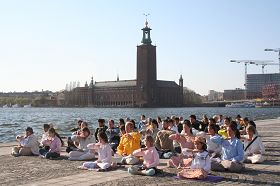 紀念「四•二五」和平上訪十週年之際，法輪功學員在斯德哥爾摩市政廳前煉功