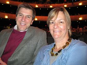 '達拉斯資深藝術家Martha Burkert和先生Craig Burkert（達拉斯一家公司的財務長）一同觀看演出'