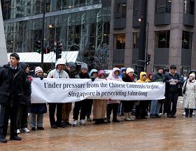芝加哥法輪功學員抗議新加坡政府利用法律迫害法輪功學員