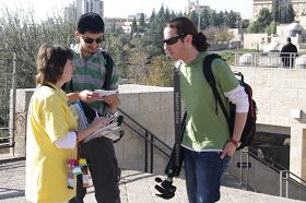 法輪功學員在耶路撒冷古城（Jerusalem-Saar）舉行活動