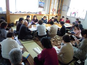 法輪功學員們在一起學習日語版《轉法輪》