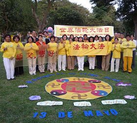 二零一零年五月十三日是法輪功洪傳十八週年的紀念日，第十一屆世界法輪大法日，也是創始人李洪志先生五十九歲華誕，秘魯法輪功學員恭祝師尊生日快樂。