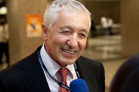 '著名醫學家卡拉尤路（Munci Kalayoğlu）教授'