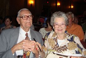 ྘歲的獲得二戰步兵徽章的榮譽老兵李奧納德-明馳（Leonard Minch ）和88歲的太太科琳-明馳（Corinne Minch）'