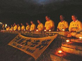 台東法輪功學員「七二零」前夕在知本舉行燭光悼念會。
