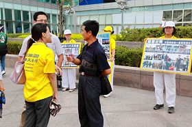 一零一前廣場的中國遊客正聽法輪功學員講真相