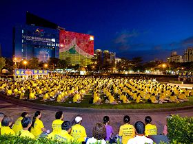 來自台灣北區各行各業的上千名法輪功學員，以燭光和音樂悼念在中國大陸受迫害致死的法輪功同修，場面莊嚴祥和。