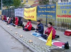 丹麥法輪功學員在中使館前抗議中共迫害