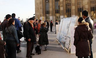 埃菲爾鐵塔旁的人權廣場上，人們在觀看法輪功真相展板