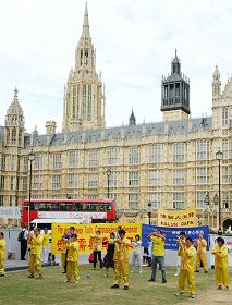二零一零年七月二十日，英國法輪功學員在英國議會大廈前集體煉功
