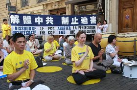 法輪功學員在中共駐法使館前集會，抗議十一年的迫害