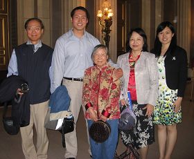 台灣工研院北美公司業務合作總監陳宇平（左一）與家人